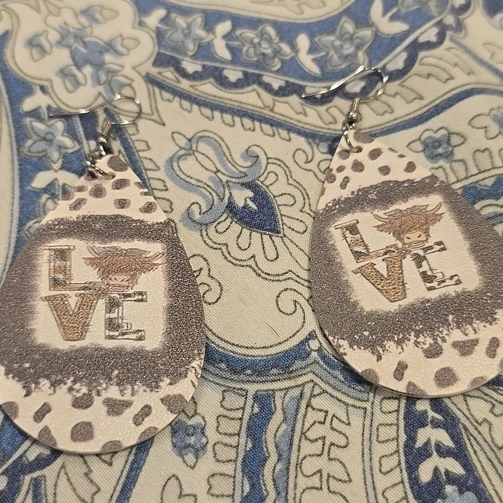 ❤️10/$13 New Gray and White LOVE Earrings